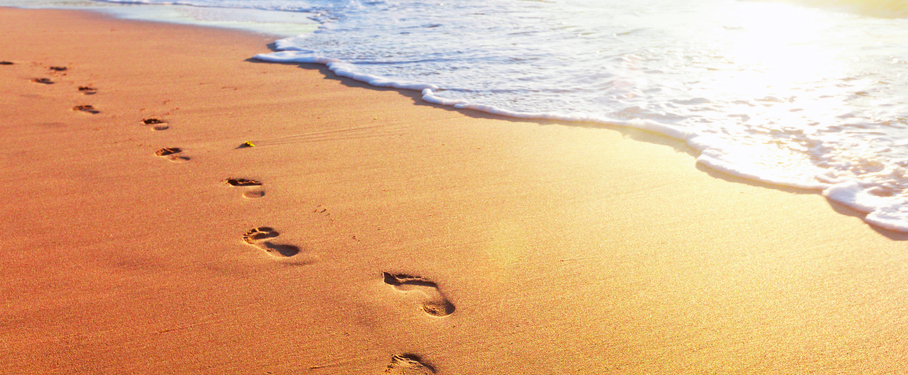 ¿Es beneficioso caminar descalzo por la playa?